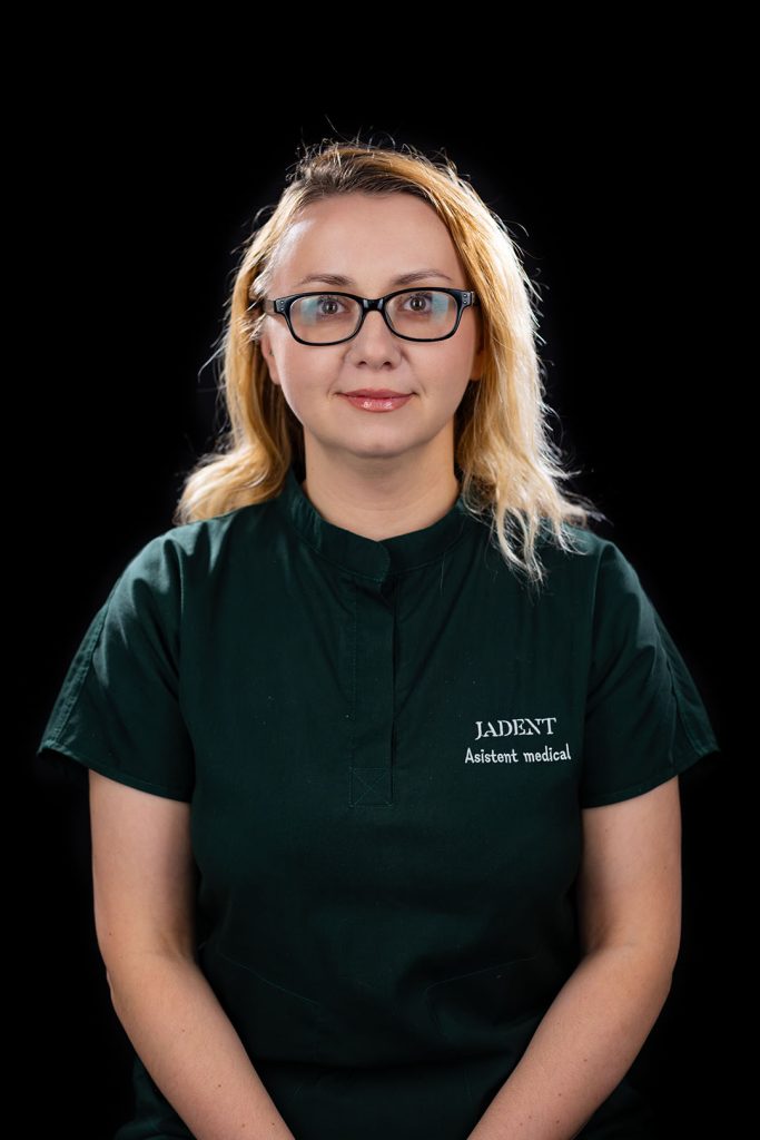 Mihaela Asistenta 4